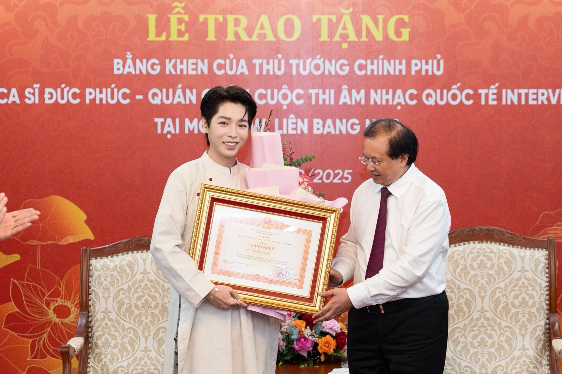 Đức Phúc nhận bằng khen của Thủ tướng, hé lộ hậu trường thi quốc tế - Hình 1