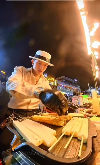 Tổng tài bán phô mai nướng ở chợ Đà Lạt gây sốc, thân thế đặc biệt ngỡ ngàng - Hình 1