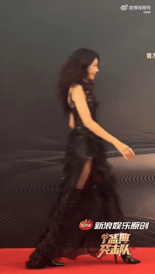 Kiều nữ U60 đẹp bất khả chiến bại hút hơn 900 triệu view, cực phẩm nhất là cặp chân trị giá 100 tỷ đồng - Hình 4