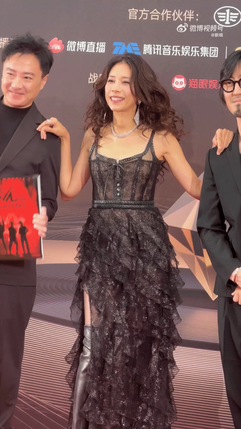 Kiều nữ U60 đẹp bất khả chiến bại hút hơn 900 triệu view, cực phẩm nhất là cặp chân trị giá 100 tỷ đồng - Hình 3