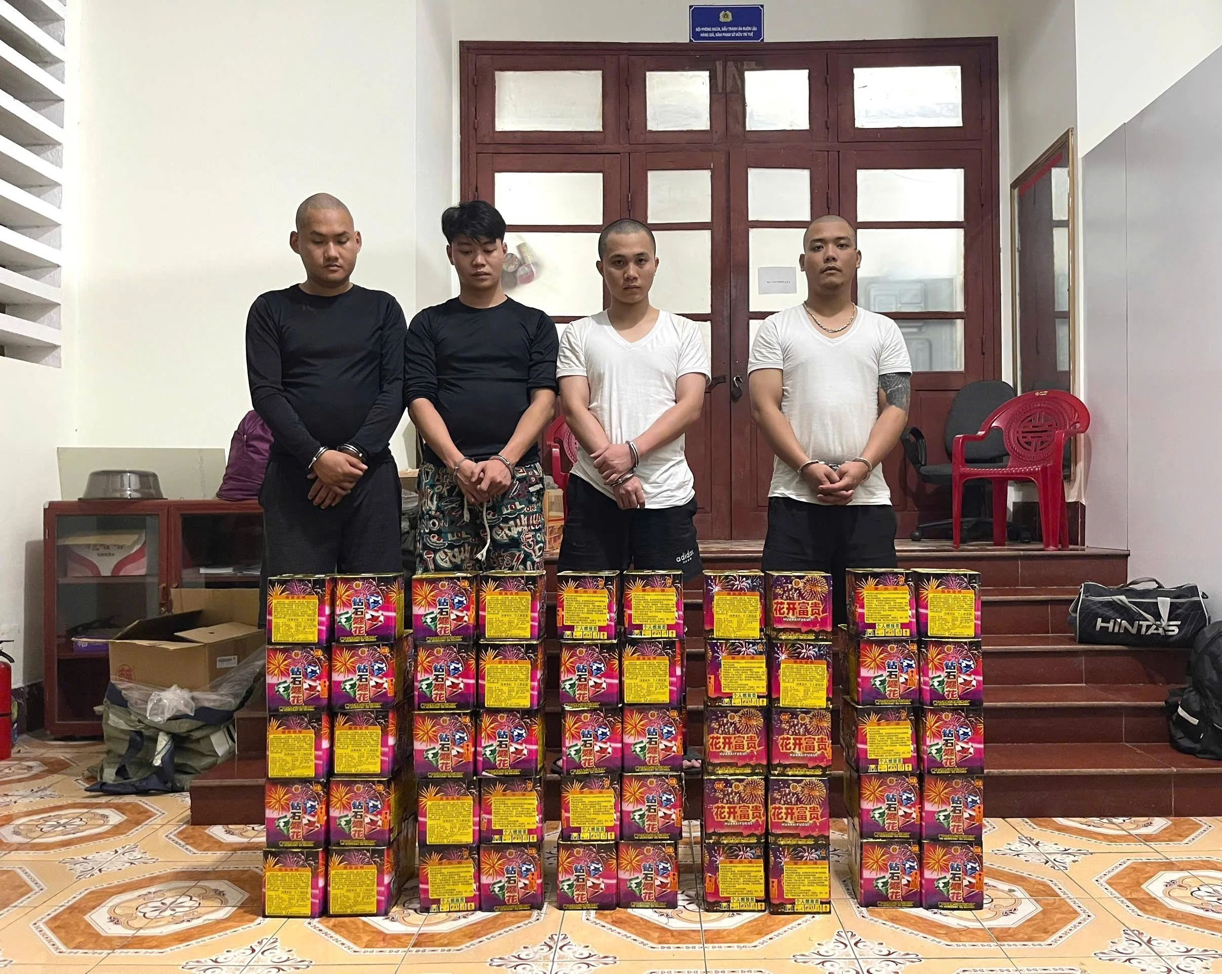 Bắt quả tang nhóm thanh niên vận chuyển hơn 100kg pháo nổ từ Trung Quốc - Hình 1
