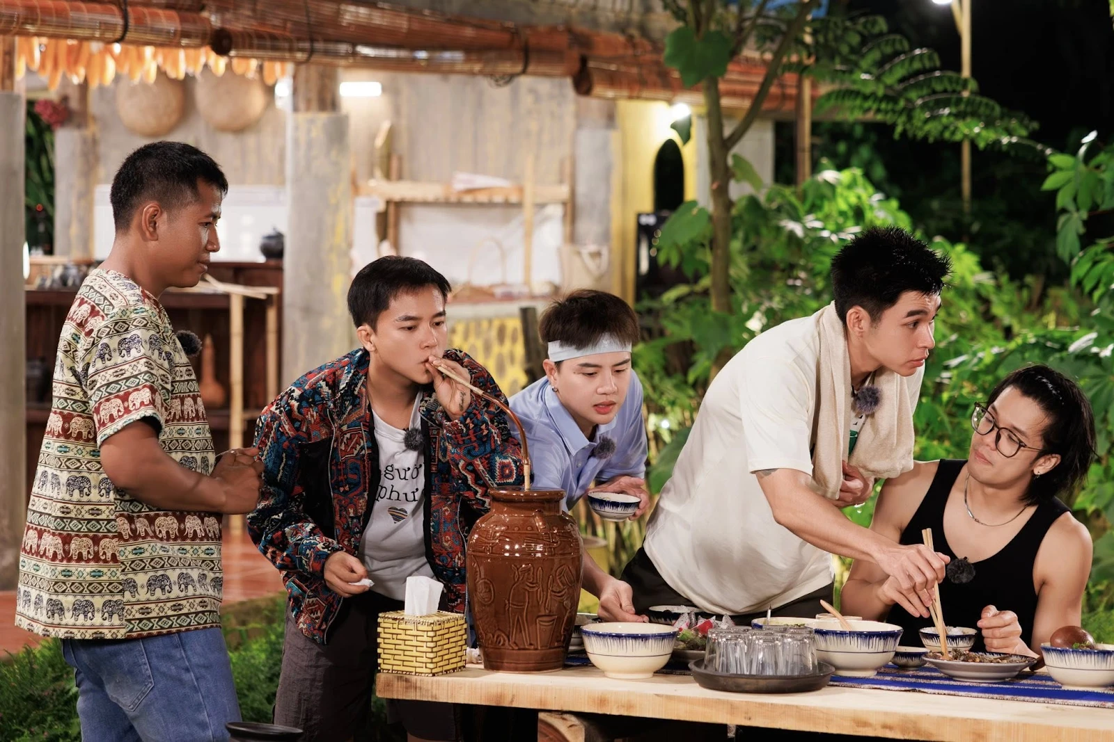 Bùi Công Nam và khoảnh khắc mất hình khi đứng cạnh dàn hoa hậu, bão MXH - Hình 6