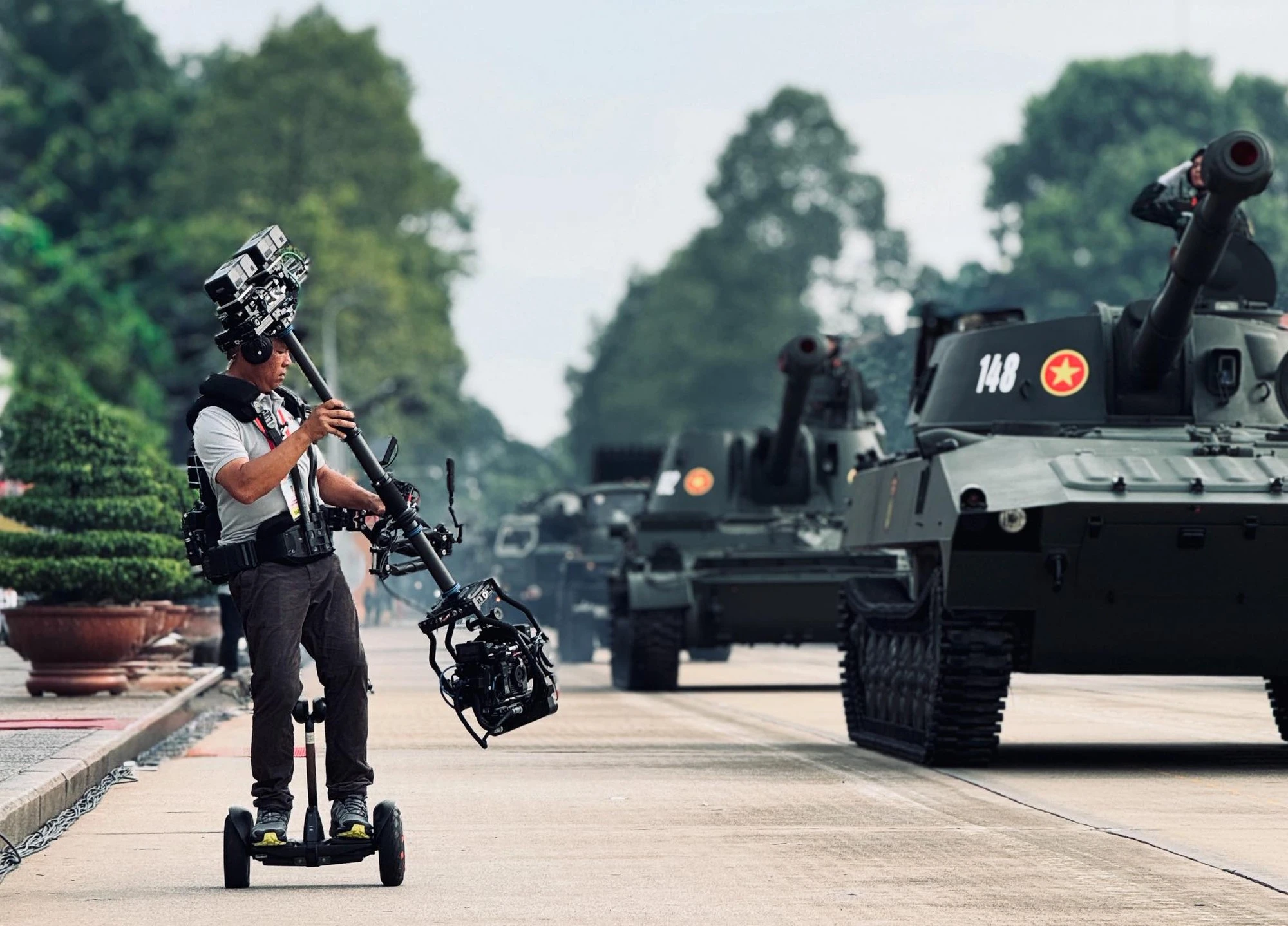 Camera VTV gây sốt diễu binh, lia cam đến đâu hào hùng đến đó, danh tính khủng! - Hình 2