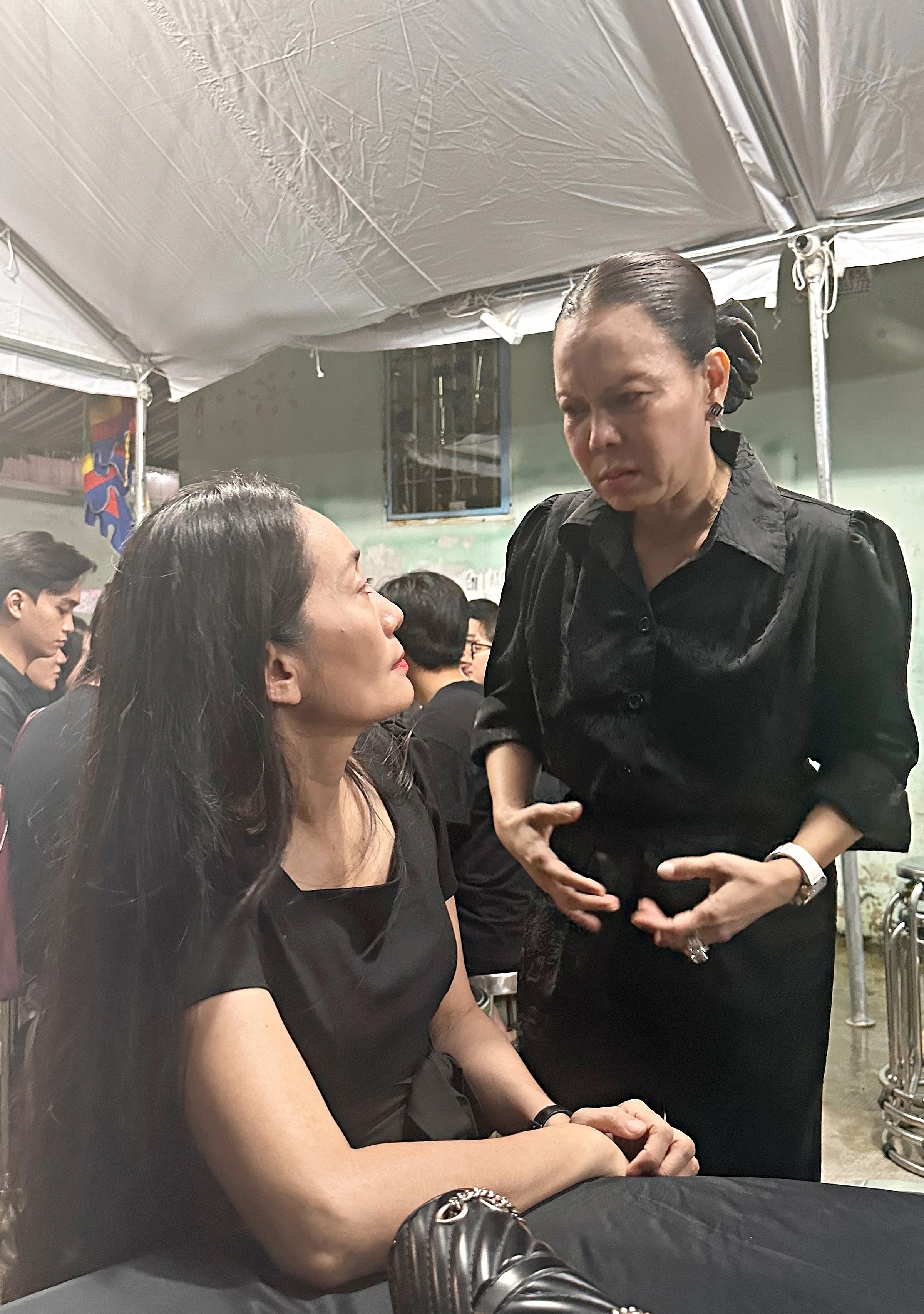 Gia đình Ngọc Trinh để bảng cấm Youtuber làm 3 điều, mẹ ruột từng khuyên qua Mỹ - Hình 4