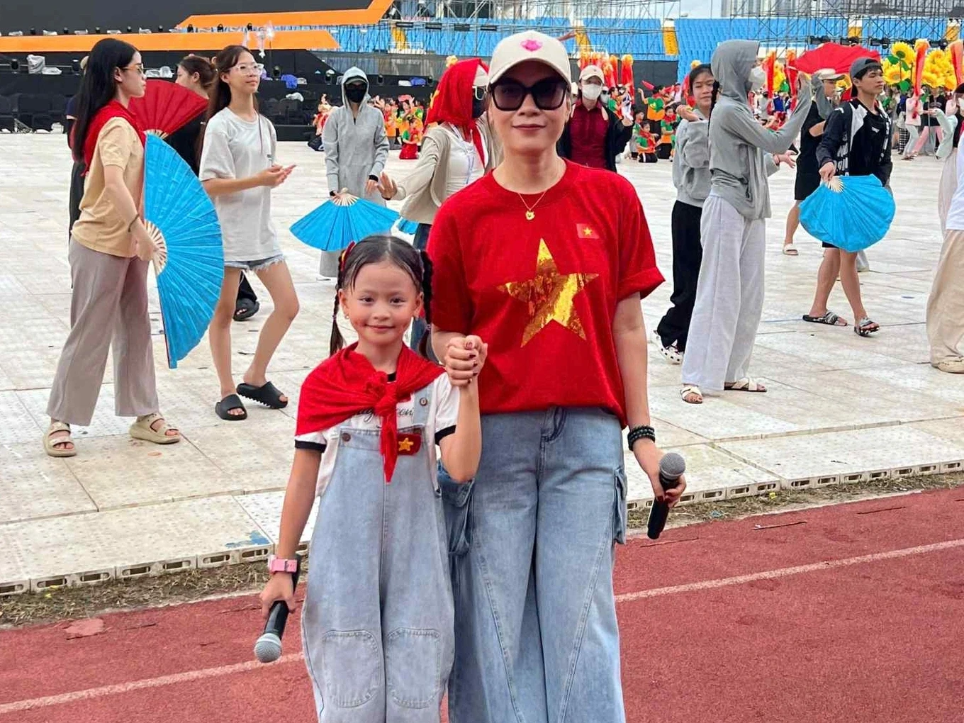 Hà Thuỷ Tiên: Cô bé song ca với Mỹ Tâm tại Quảng trường Ba Đình, lộ gia thế thật - Hình 3