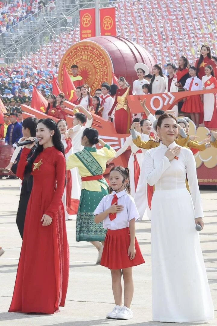 Hà Thuỷ Tiên: Cô bé song ca với Mỹ Tâm tại Quảng trường Ba Đình, lộ gia thế thật - Hình 2