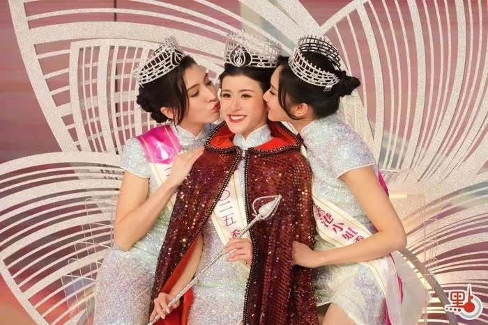 Hoa hậu Hong Kong chỉ cao 1m6 nhưng sở hữu vóc dáng quyến rũ, profile cực khủng! - Hình 2