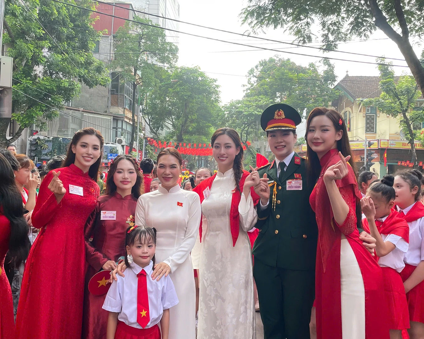 Lương Thuỳ Linh hát Còn gì đẹp hơn với tài tử phim Mưa Đỏ, netizen đẩy thuyền - Hình 1