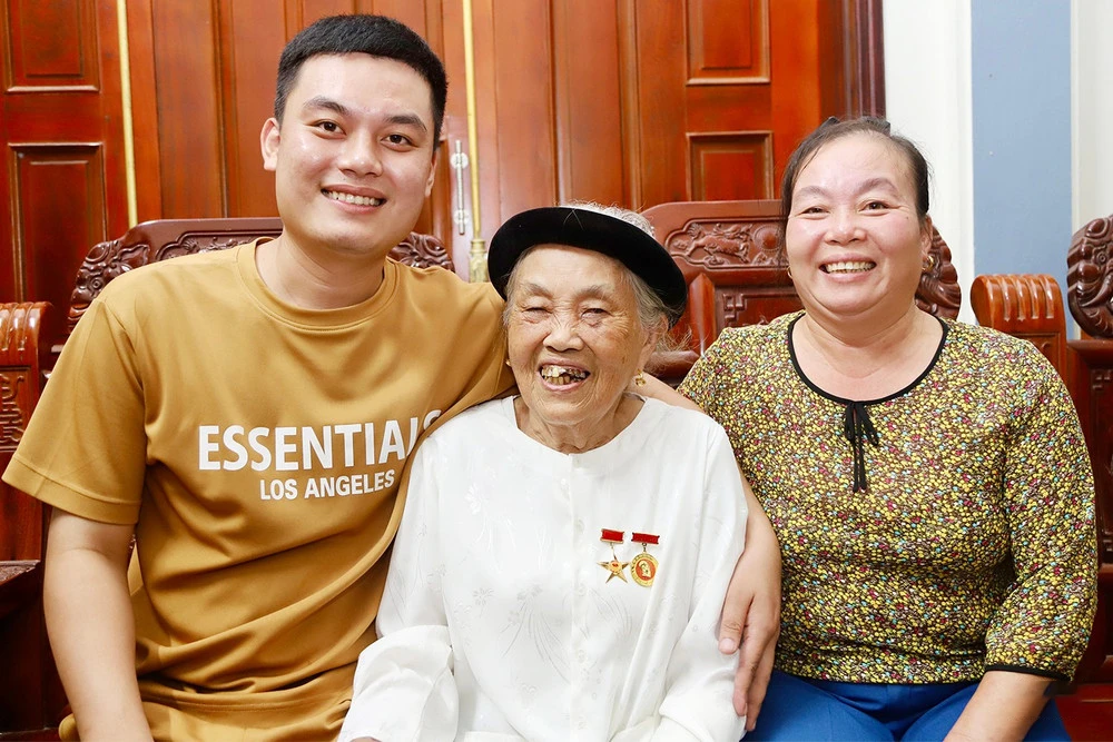 Mẹ Huyến: Cụ bà ngồi cạnh Tổng Bí thư Tô Lâm ngày 2/9, danh tính ai cũng nể - Hình 2