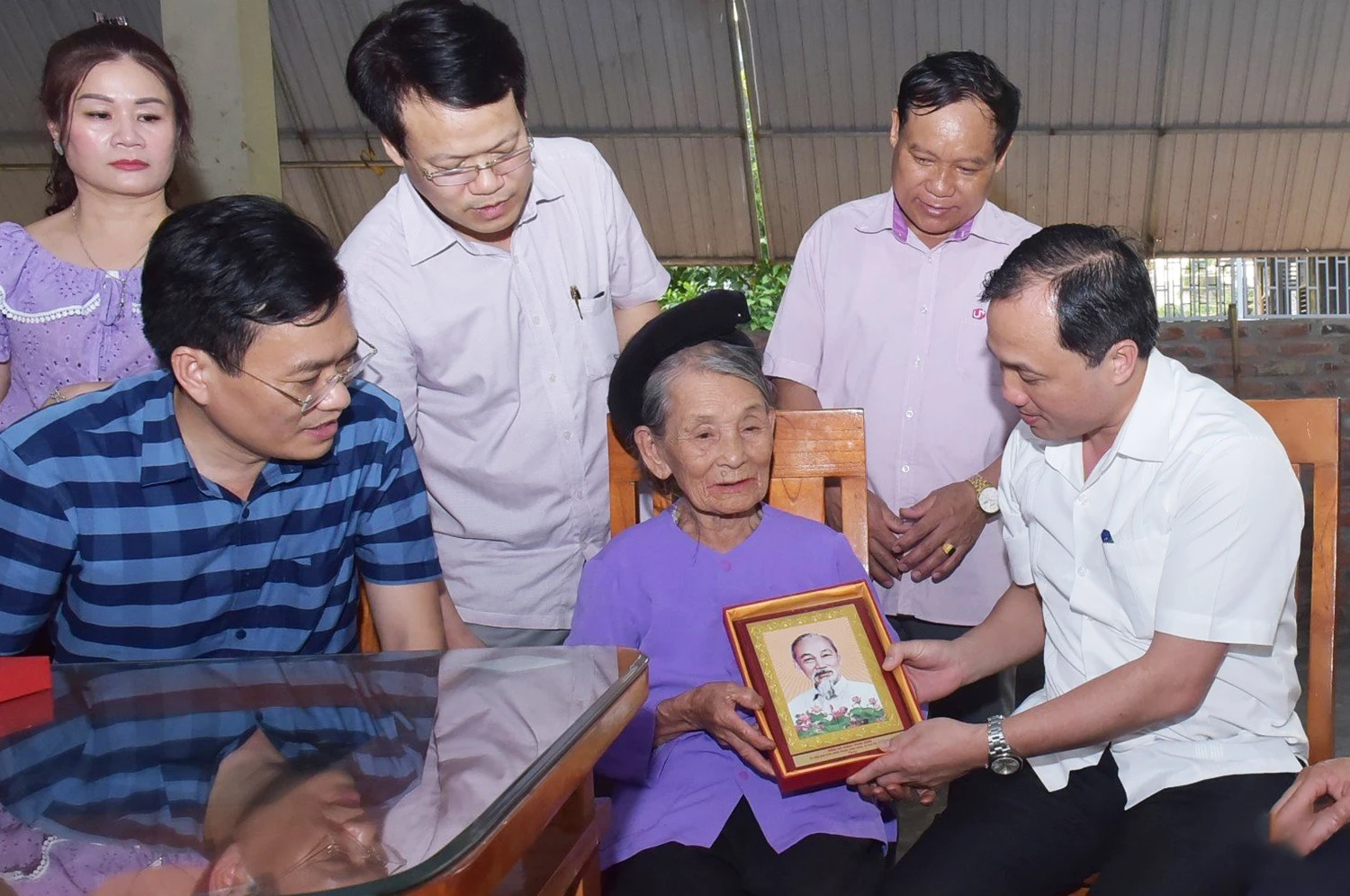 Mẹ Huyến: Cụ bà ngồi cạnh Tổng Bí thư Tô Lâm ngày 2/9, danh tính ai cũng nể - Hình 1