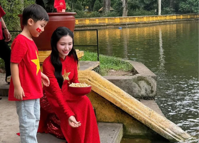 Con trai Hòa Minzy gây bão mạng với visual cực phẩm, chuẩn soái ca tương lai - Hình 1