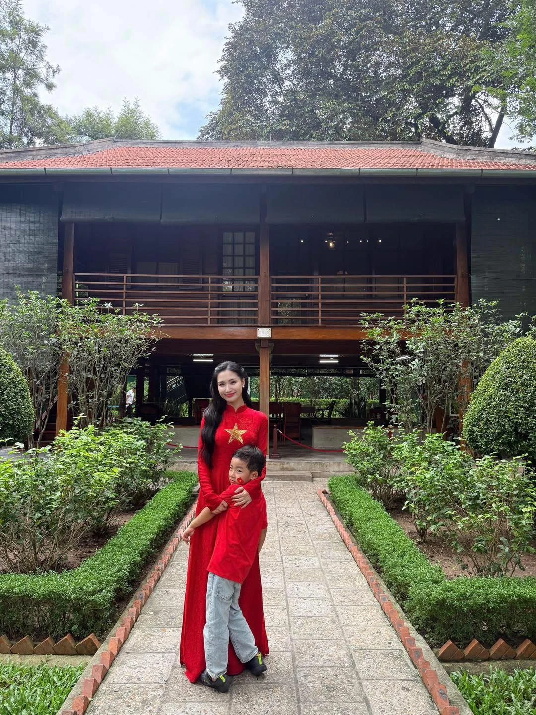 Con trai Hòa Minzy gây bão mạng với visual cực phẩm, chuẩn soái ca tương lai - Hình 3