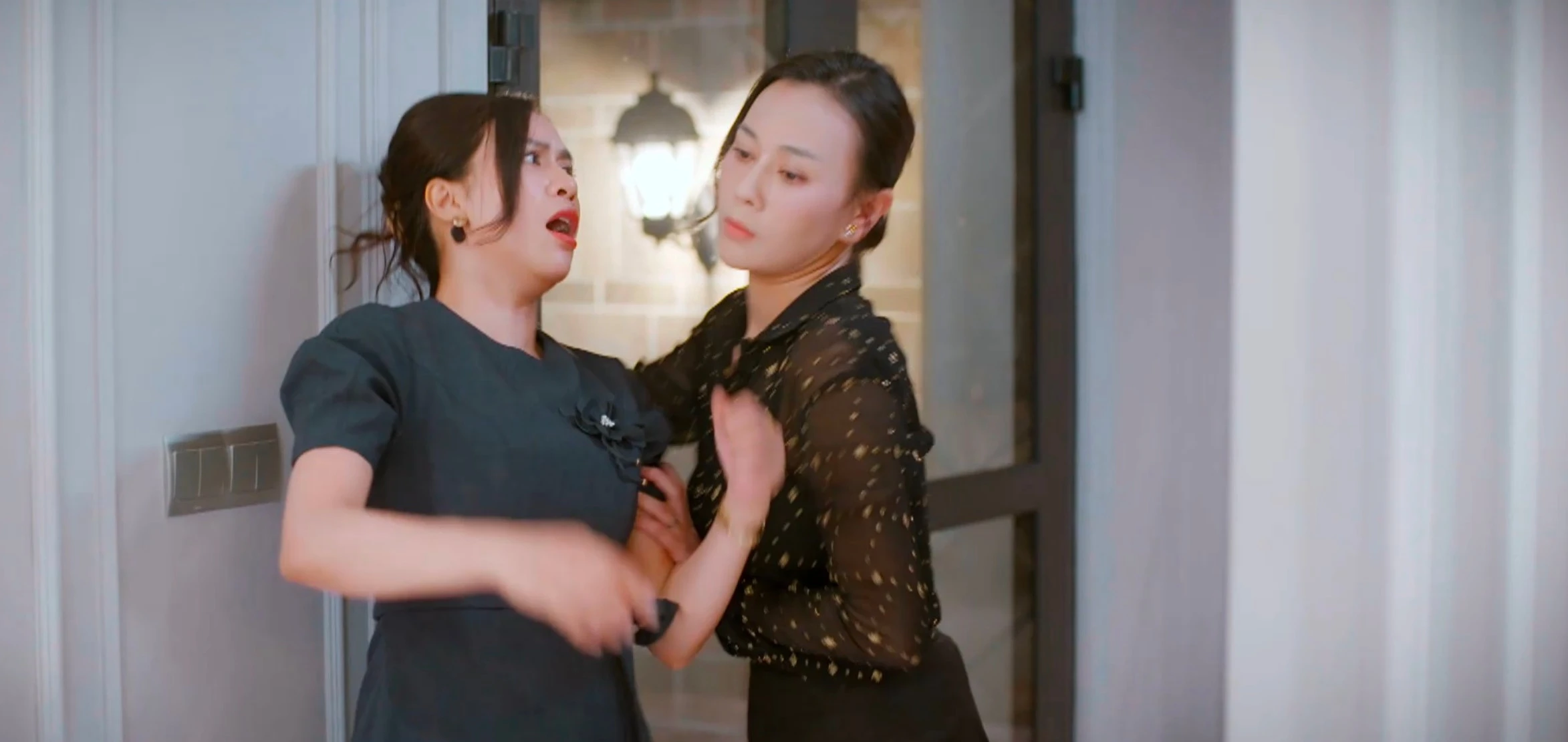 Gió ngang khoảng trời xanh - Tập 12: Con trai bị nhốt ở nhà bạn, Mỹ Anh trừng trị phụ huynh hống hách - Hình 7