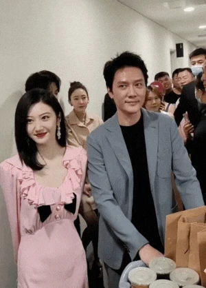 Hot nhất Weibo sáng nay: Đệ nhất mỹ nữ Bắc Kinh cưới chồng cũ Triệu Lệ Dĩnh? - Hình 1