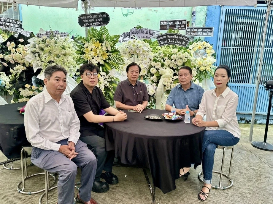 Lê Phương viếng lễ tang NSƯT Ngọc Trinh, nói một câu 24 chữ lộ con người thật! - Hình 6