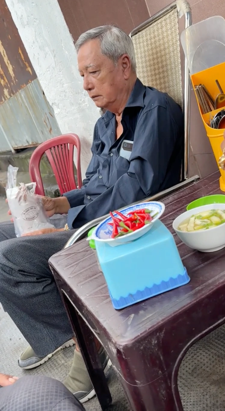Ngọc Trinh qua đời, Trấn Thành chia buồn, bố ruột có hành động gây xót xa - Hình 5