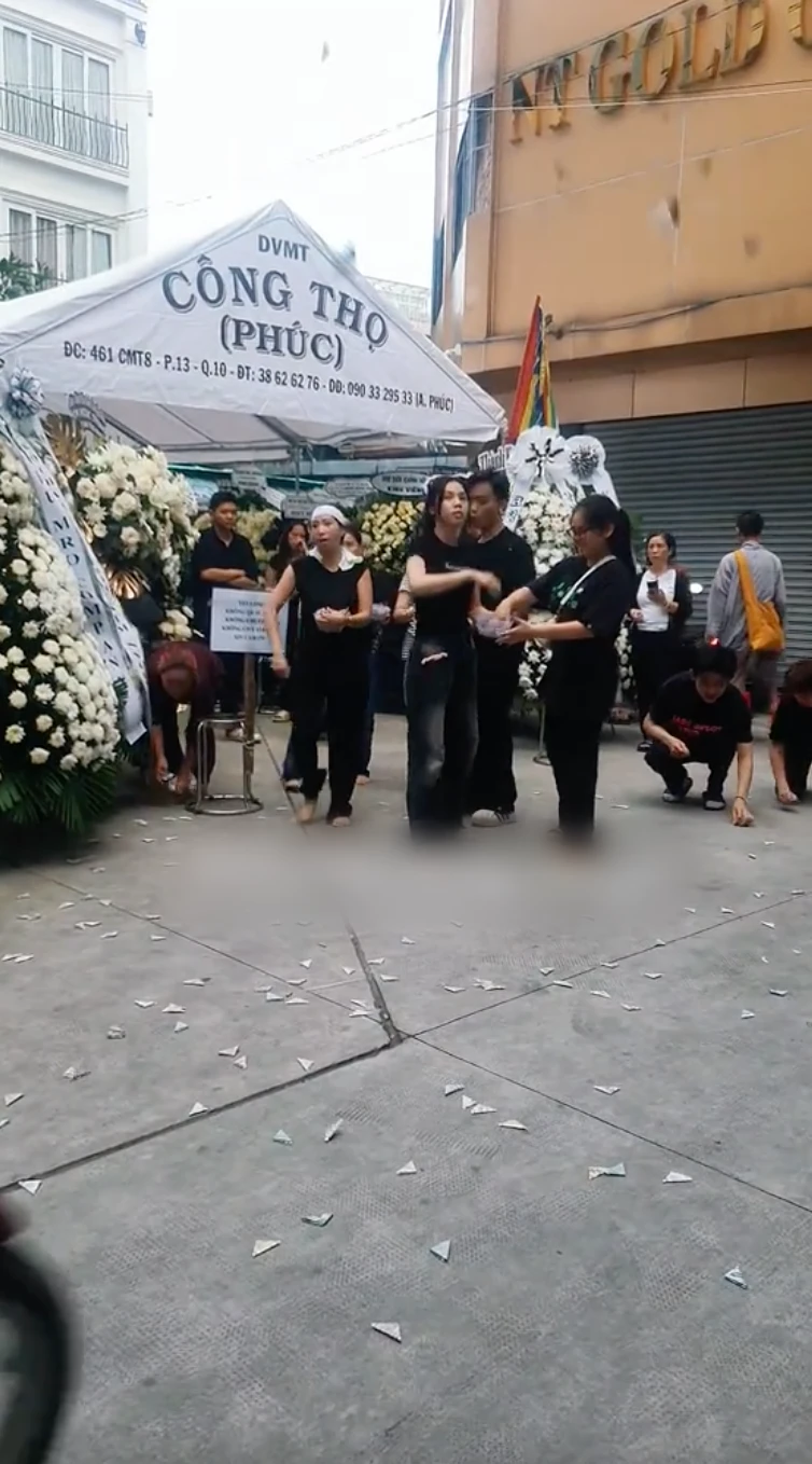 Người nhà cố nghệ sĩ Ngọc Trinh có hành động lạ ở tang lễ, liên quan tâm linh? - Hình 3