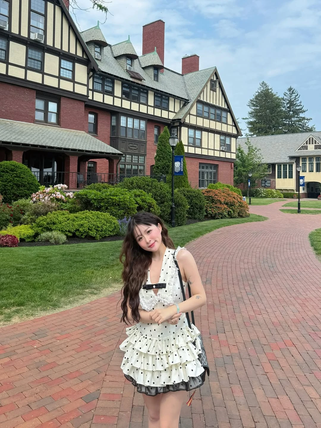 Trang phục chấm bi giúp nàng trở thành tâm điểm mọi ánh nhìn - Hình 1