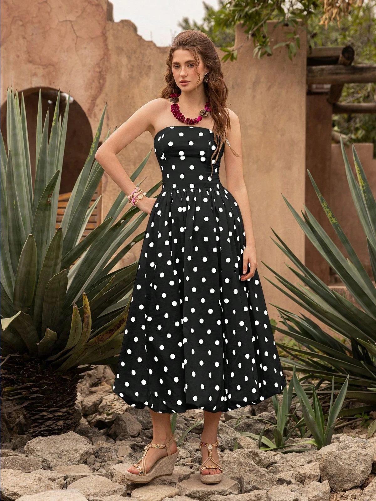 Trang phục chấm bi giúp nàng trở thành tâm điểm mọi ánh nhìn - Hình 4