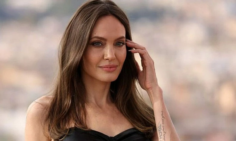 Angelina Jolie: Lộ gương mặt khác lạ, phong cách thay đổi, gây xôn xao - Hình 2