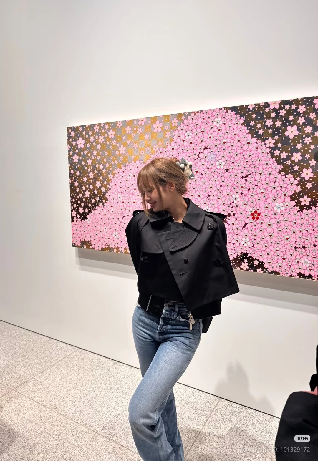 Lisa (BLACKPINK) bị chỉ trích không trang điểm đi sự kiện giữa ồn ào hại tình cũ - Hình 2