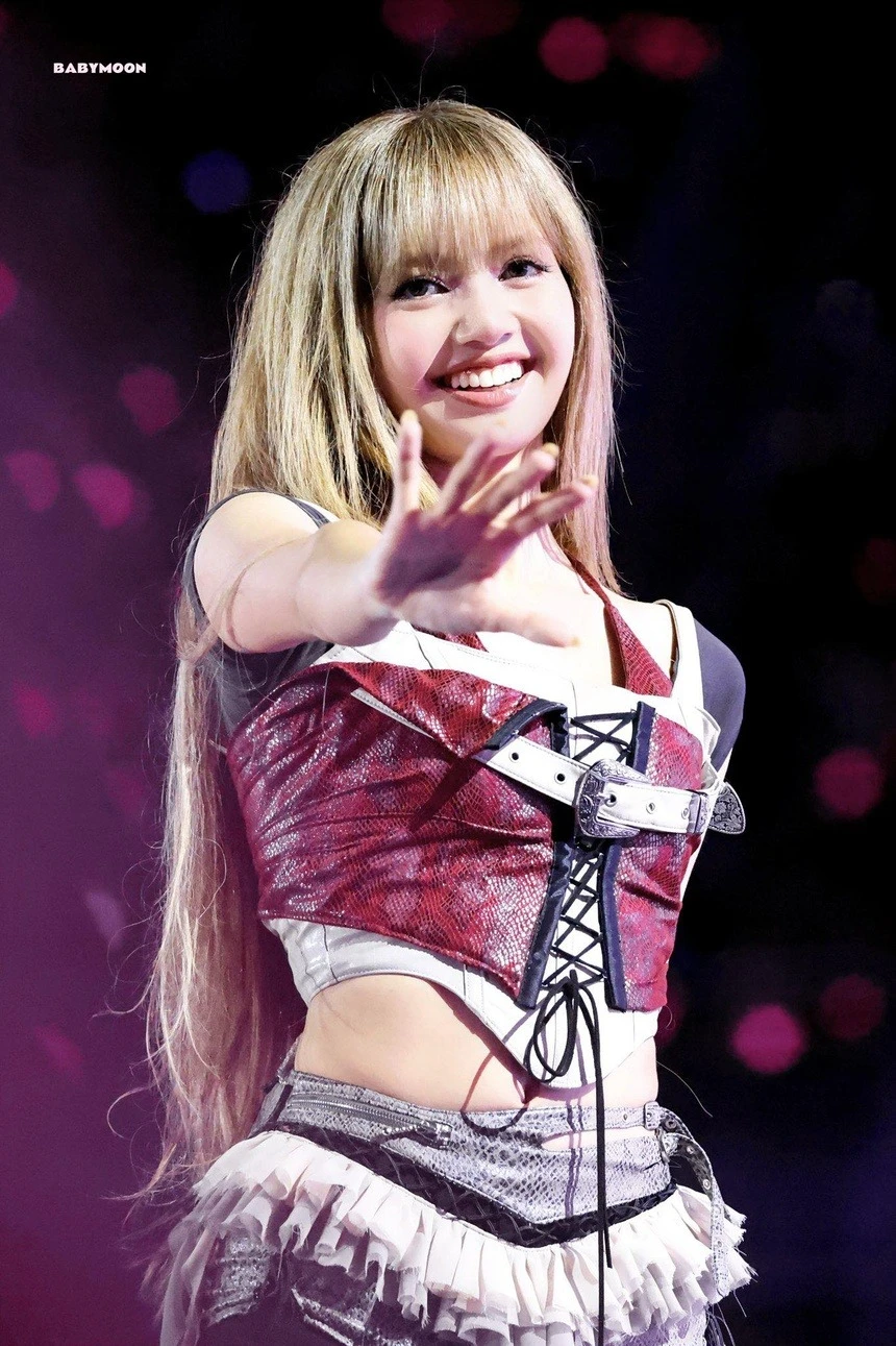 Lisa (BLACKPINK) bị chỉ trích không trang điểm đi sự kiện giữa ồn ào hại tình cũ - Hình 6