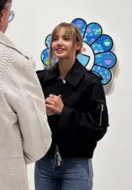 Lisa (BLACKPINK) bị chỉ trích không trang điểm đi sự kiện giữa ồn ào hại tình cũ - Hình 1