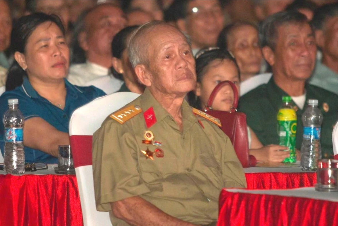 Mưa đỏ: Điện ảnh tri ân những người đã khuất, hàng triệu khán giả rưng rưng - Hình 6