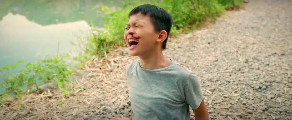 Cách em 1 milimet - Tập 2: Quyên đi câu cá với Tú bị rơi xuống hồ - Hình 12