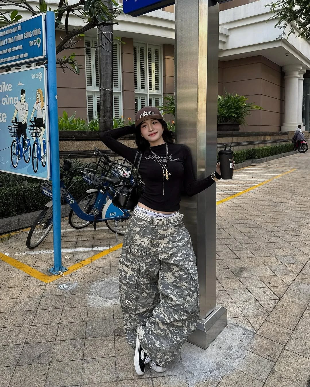 Tạo cá tính riêng cho trang phục của bạn với họa tiết rằn ri - Hình 6