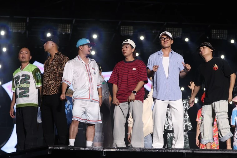 Tổng duyệt concert Chông Gai: Dàn sao lộ mặt mộc, Kay Trần lầy lội hóa bà thím - Hình 2