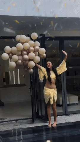 Vợ mẫu Tây của Bùi Tiến Dũng diện bikini cắt xẻ táo bạo, cùng chồng và hội cầu thủ bạn thân tiệc tùng - Hình 4