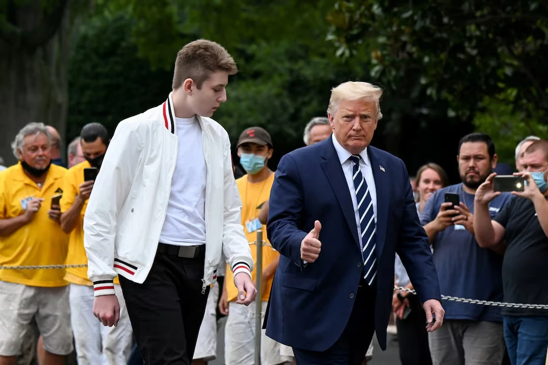 Barron Trump: Con trai Tổng thống Mỹ, cao hơn 2 mét, ảnh lúc nhỏ không nhận ra - Hình 6