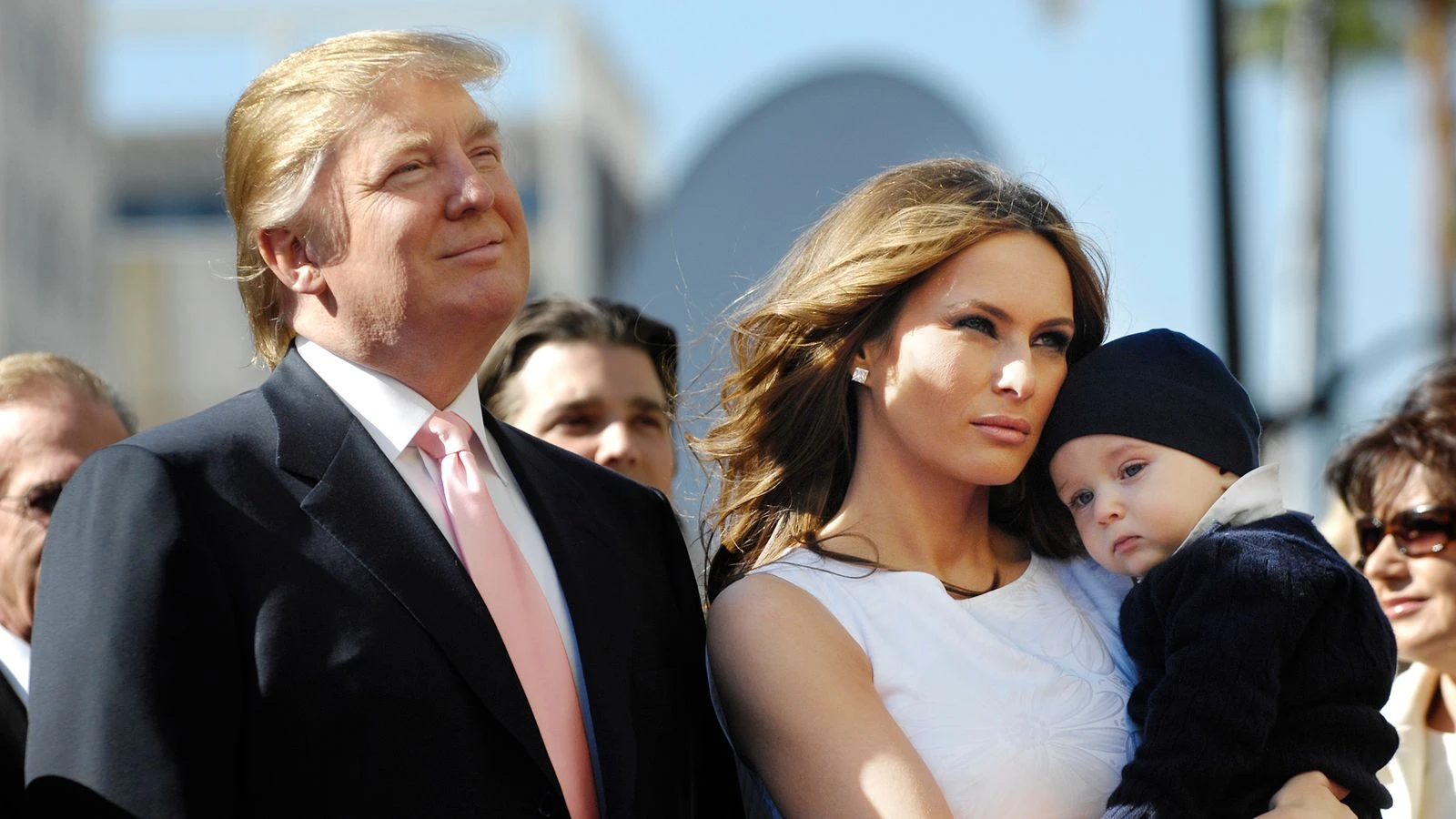 Barron Trump: Con trai Tổng thống Mỹ, cao hơn 2 mét, ảnh lúc nhỏ không nhận ra - Hình 2