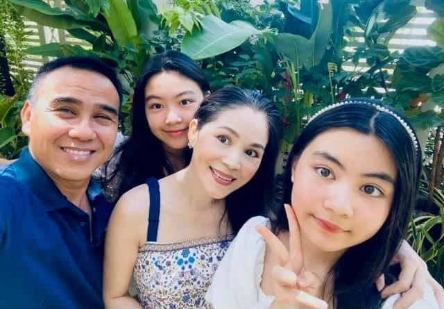 Ái nữ MC Quyền Linh bất ngờ bị chụp lén lộ mặt thật, visual đời thường khó tin - Hình 8