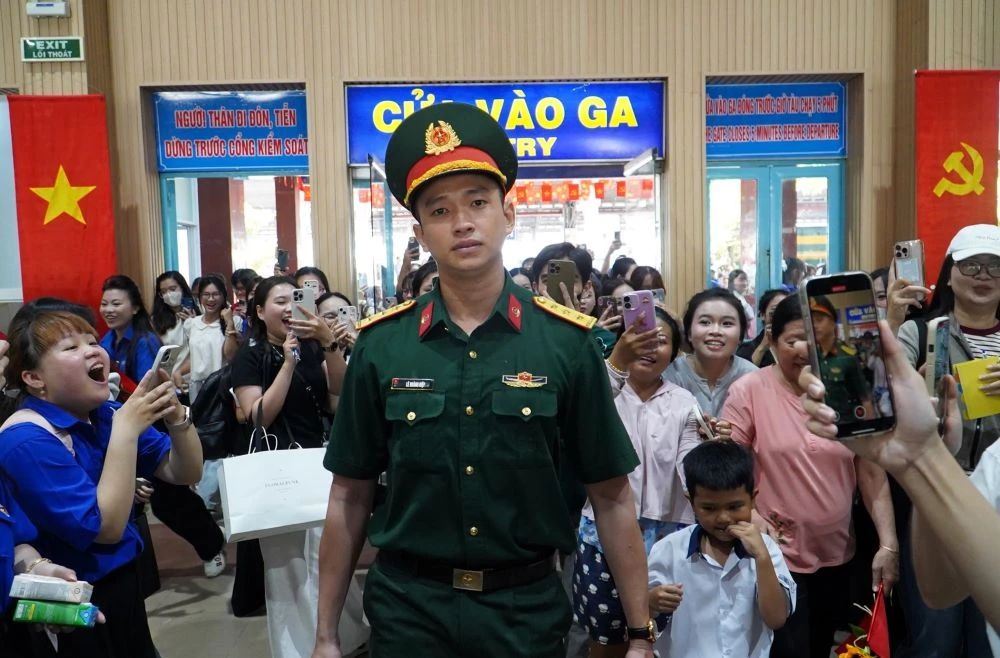 Lê Hoàng Hiệp xuất hiện tại ga SG thái độ lạ, hành động gây bão mạng - Hình 2
