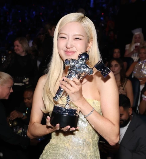 Rosé (BLACKPINK) ẵm giải thưởng danh giá tại VMAs 2025, khóc nức nở vì 1 điều! - Hình 2