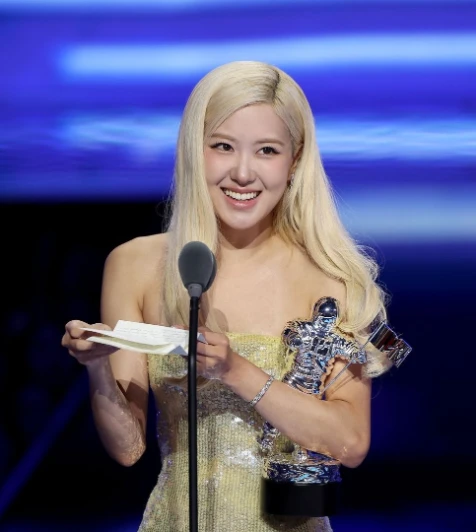 Rosé (BLACKPINK) ẵm giải thưởng danh giá tại VMAs 2025, khóc nức nở vì 1 điều! - Hình 3