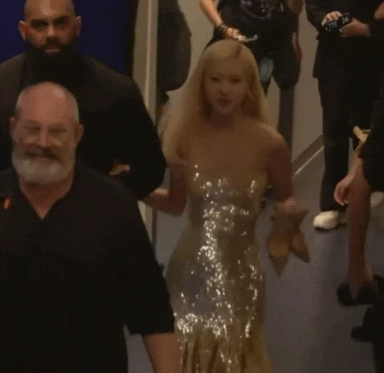 Rosé căng như dây đàn ở khoảnh khắc làm nên lịch sử Kpop, cố tình đi trễ VMAs vì biết sẽ thắng giải? - Hình 3