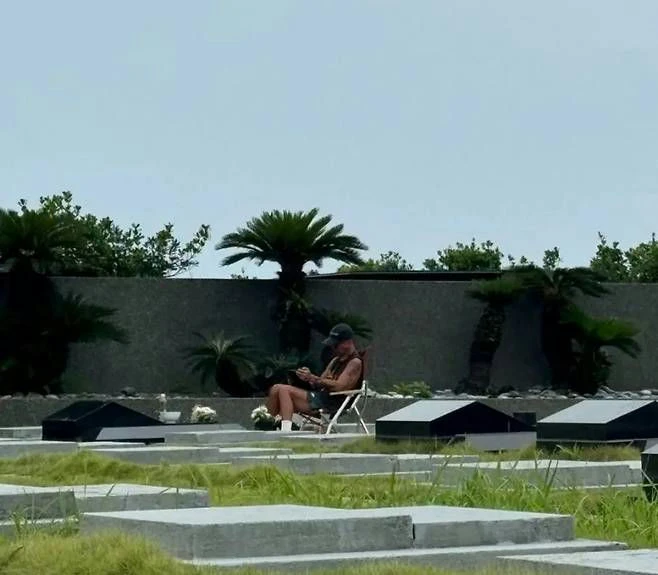 Bia mộ của Từ Hy Viên khắc hình xăm đôi của cô với chồng người Hàn Quốc - Hình 2