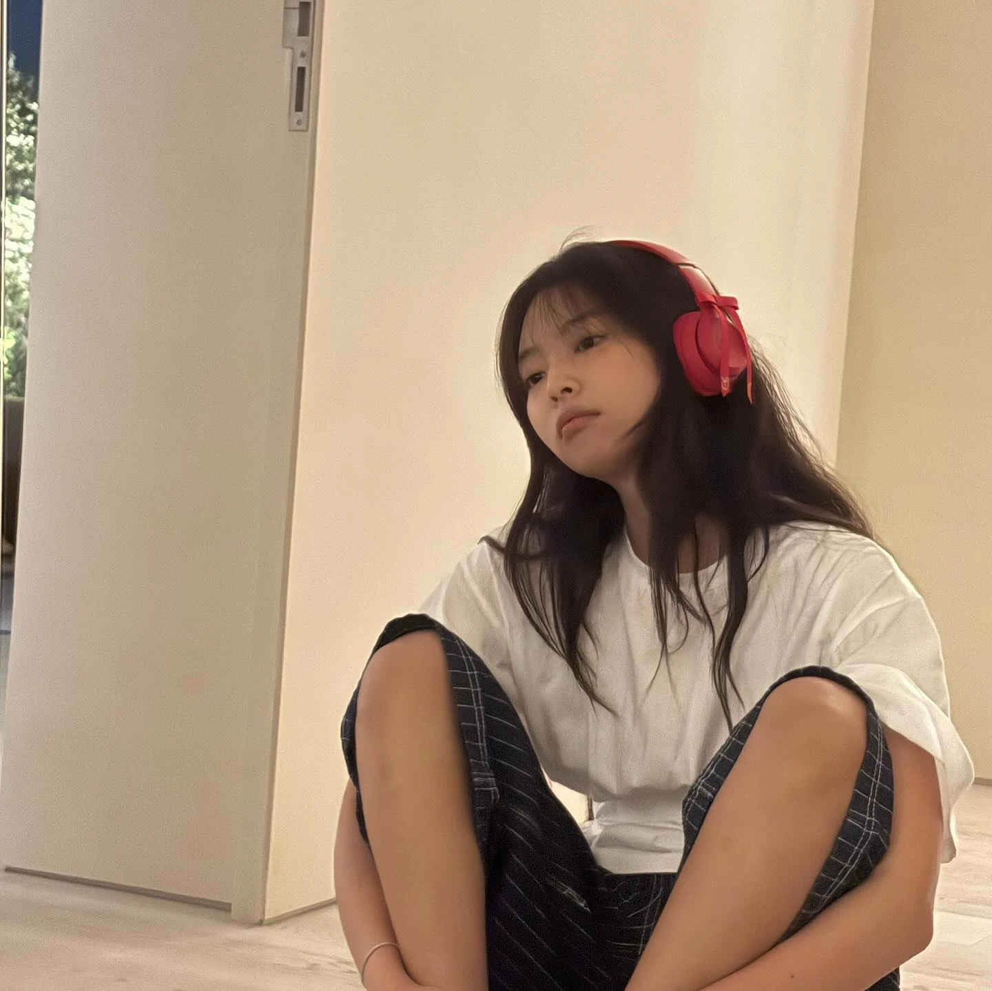 Jennie (BLACKPINK) quảng cáo tai nghe gây sốt, nhưng netizen chỉ chú ý điều này - Hình 2