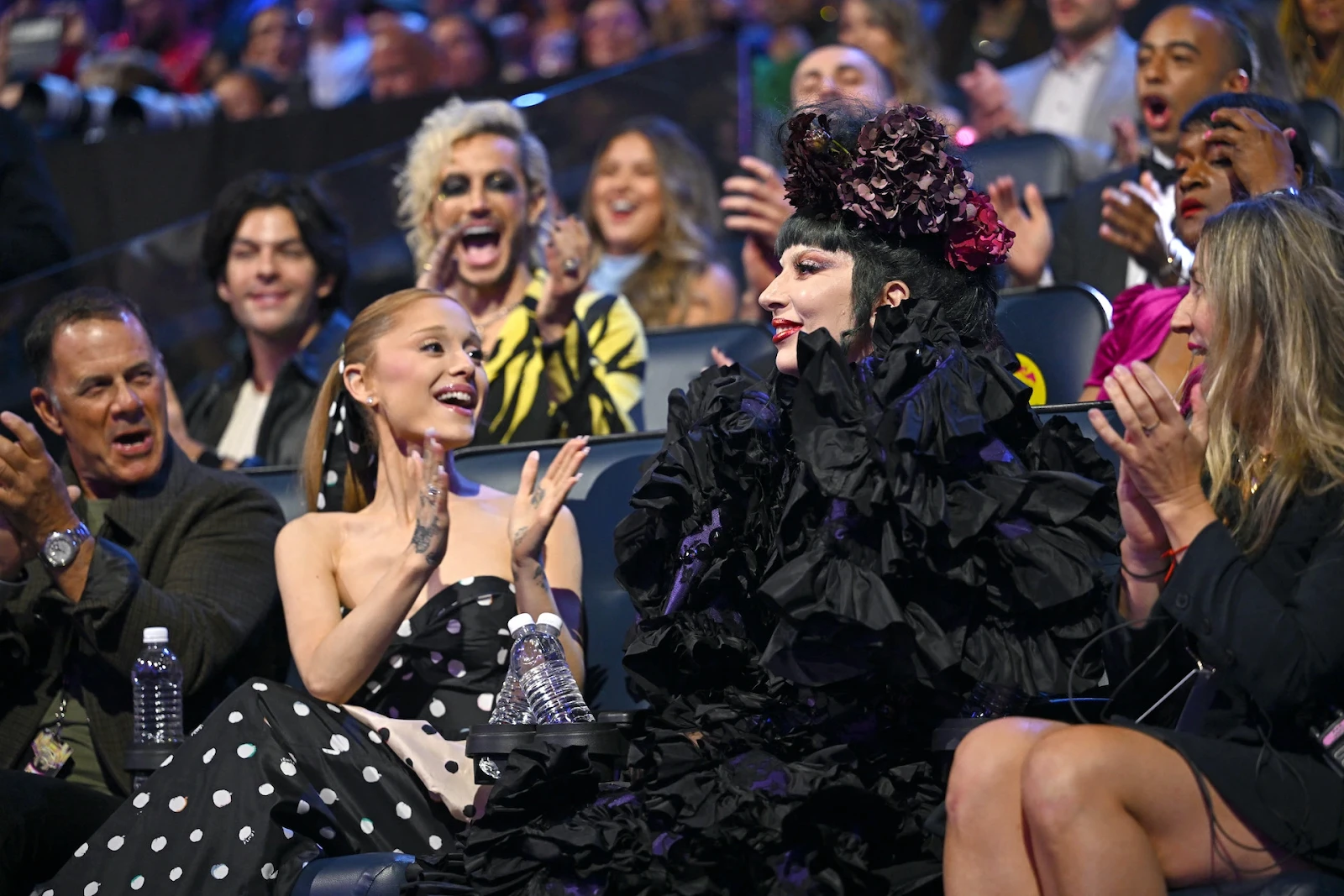 Lady Gaga gây bão VMAs soán ngôi Taylor Swift, nhận Nghệ sĩ của năm - Hình 2