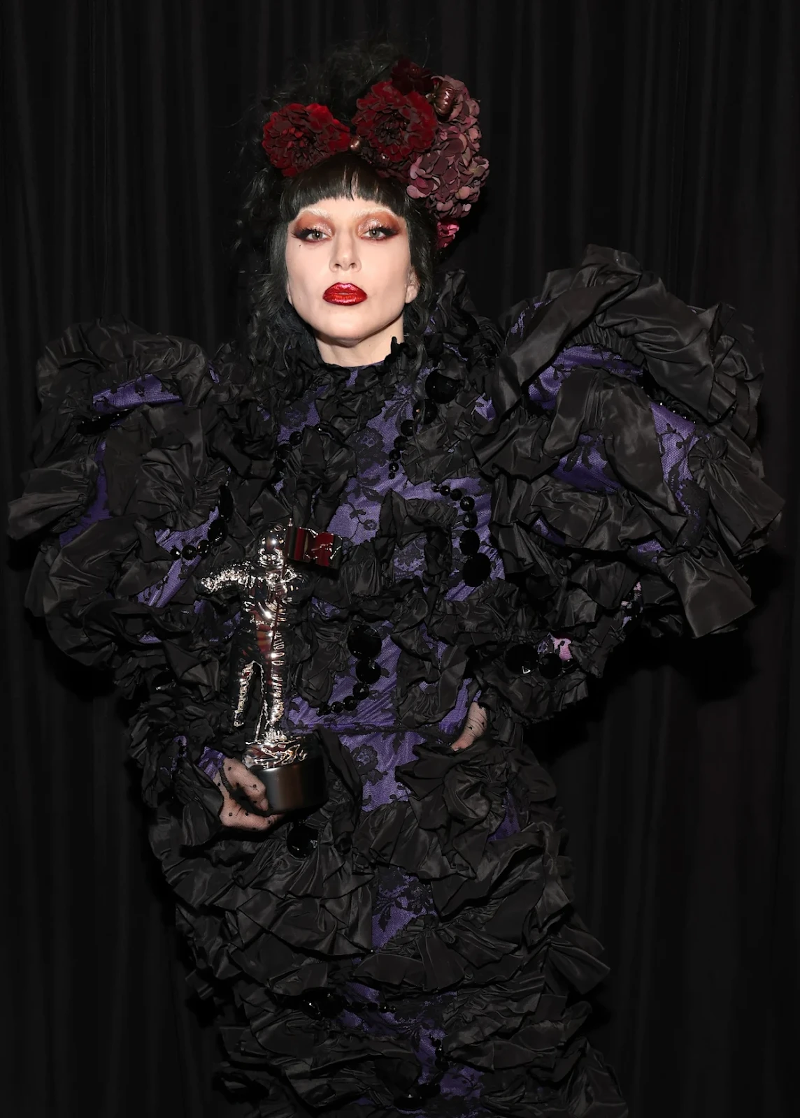 Lady Gaga gây bão VMAs soán ngôi Taylor Swift, nhận Nghệ sĩ của năm - Hình 3