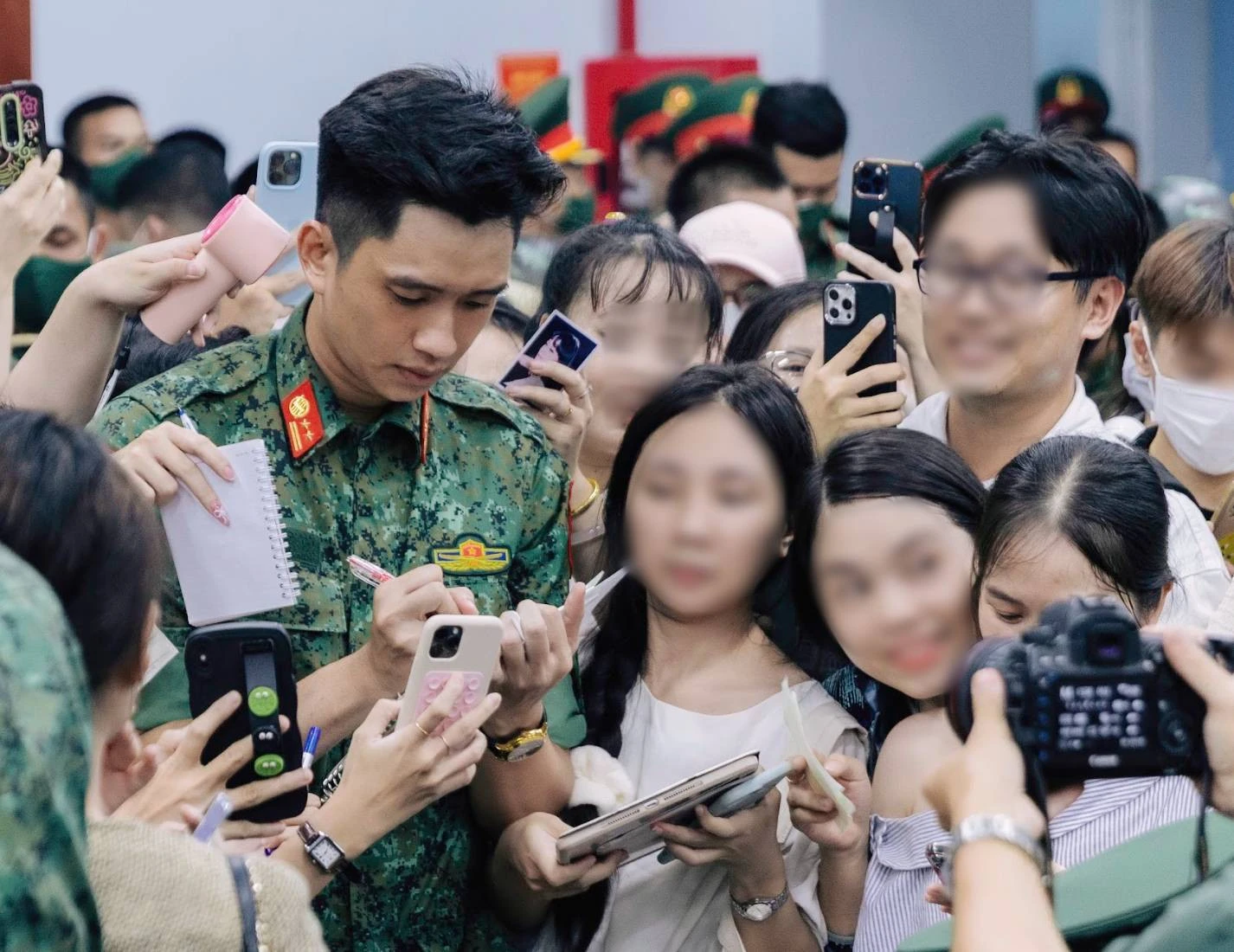 Lê Hoàng Hiệp sánh đôi cạnh gái xinh, làm 1 hành động tinh tế khiến fan gục ngã - Hình 8