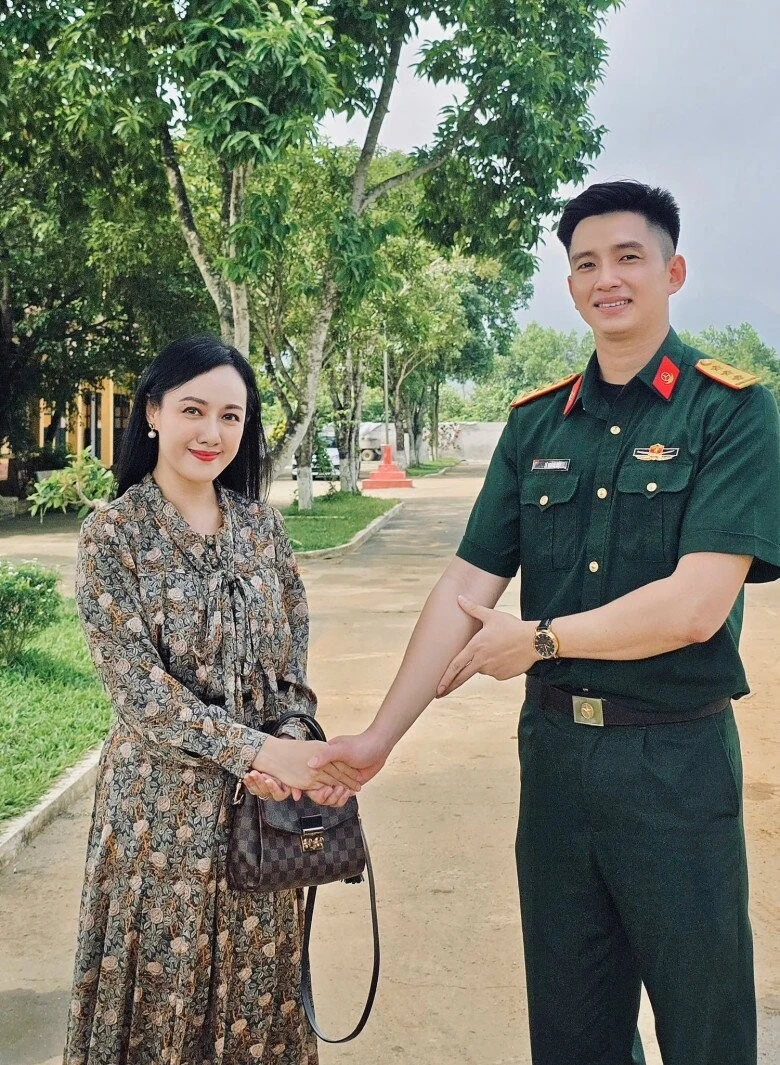 Lê Hoàng Hiệp sánh đôi cạnh gái xinh, làm 1 hành động tinh tế khiến fan gục ngã - Hình 2