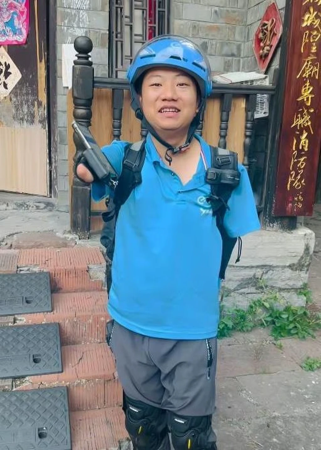 Nam tài xế không tay, làm 2 nghề cùng lúc để nuôi gia đình - Hình 2