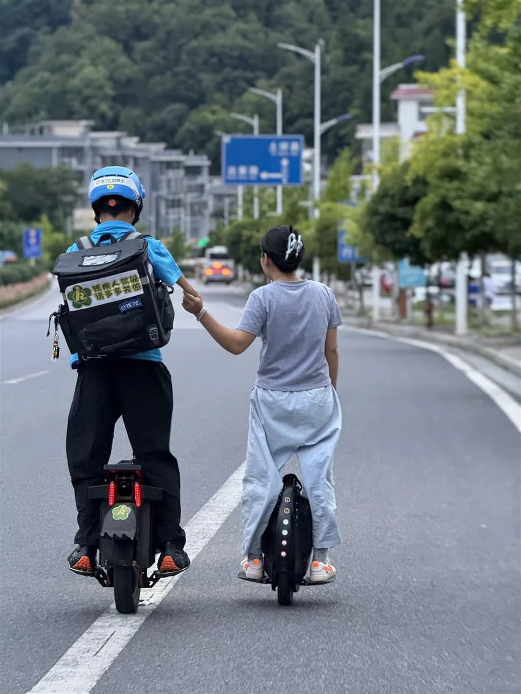 Nam tài xế không tay, làm 2 nghề cùng lúc để nuôi gia đình - Hình 3