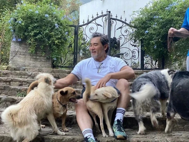 Showbiz có 1 mỹ nam được 2 nữ thần sắc đẹp yêu say đắm cũng chẳng màng, bỏ về quê nuôi vịt chăn ngan - Hình 7