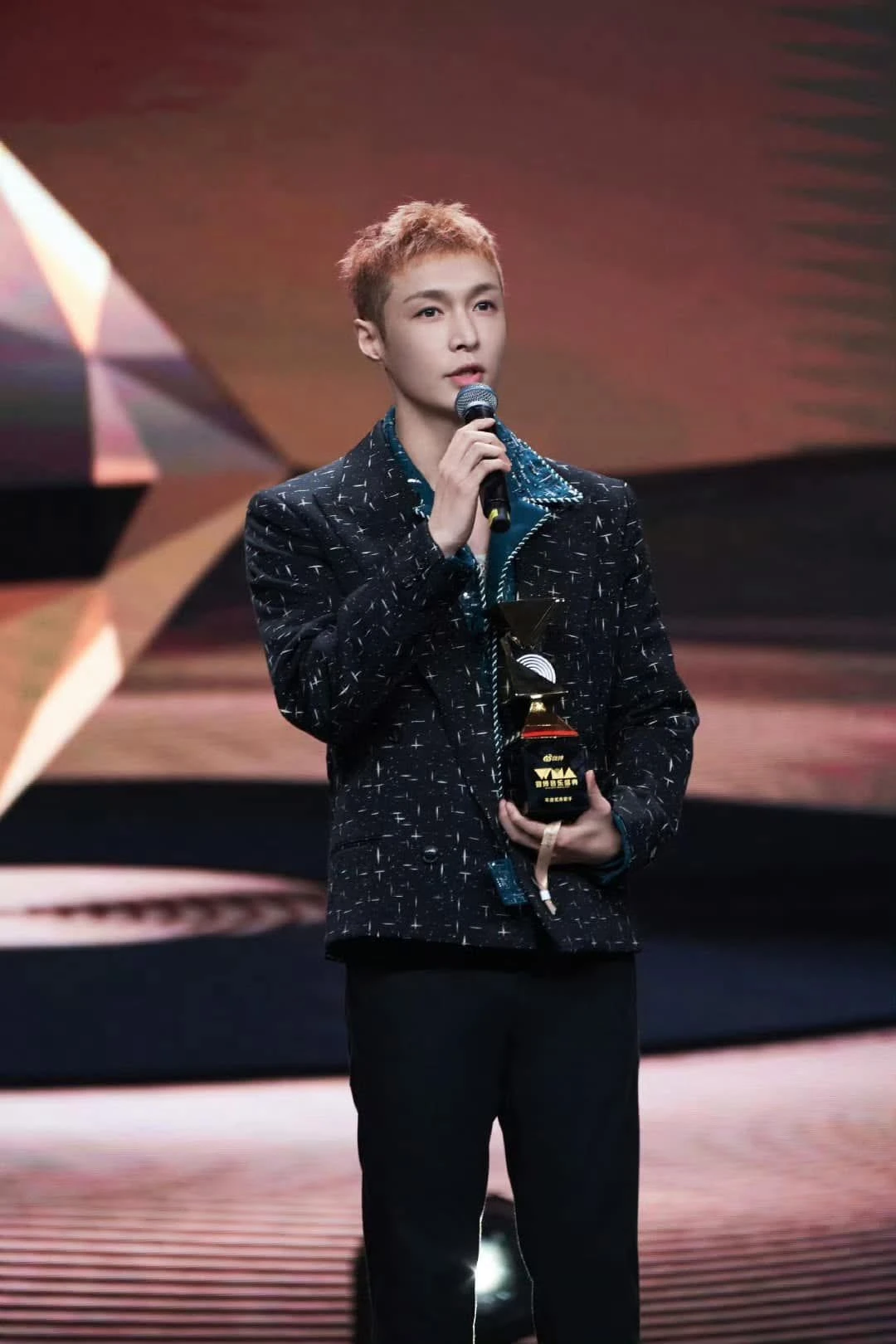 Sự thật về mối quan hệ giữa EXO và bồ câu phản bội nằm ở đây? - Hình 7