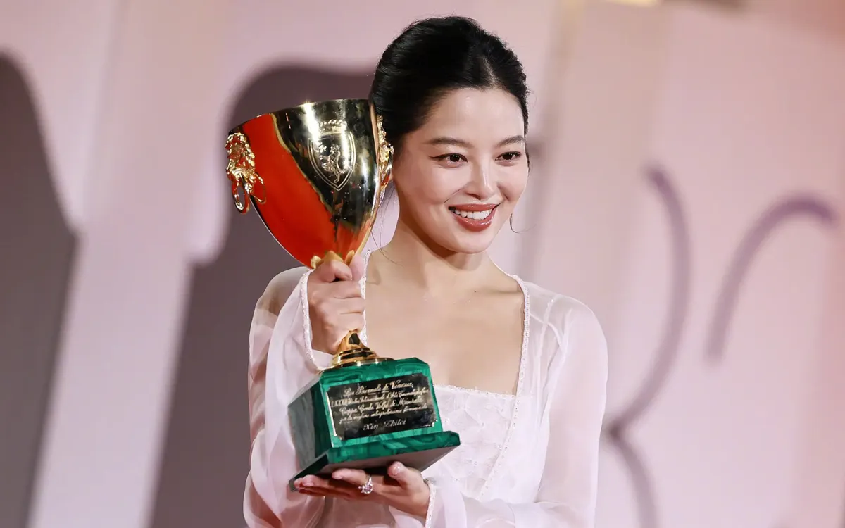 Tân Chỉ Lôi: Từ vai phụ lặng lẽ đến ngôi sao sáng tại LHP Venice 2025 - Hình 1